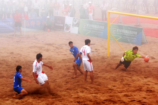 图文-沙滩足球国际邀请赛 中国队门将飞身救球