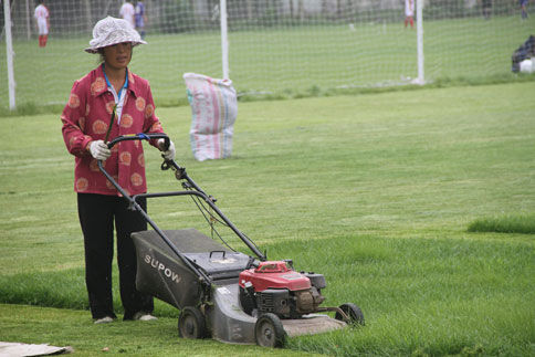 图文-全国U15联赛北区赛况 工作人员整理草坪