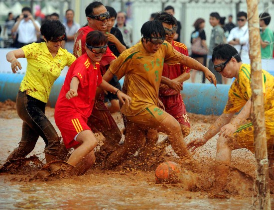 图文-泥浆足球世界杯登陆中国 双方队员激烈拼