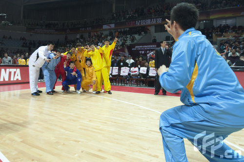 新锐更能领悟全明星真谛 新疆小伙模仿詹姆斯