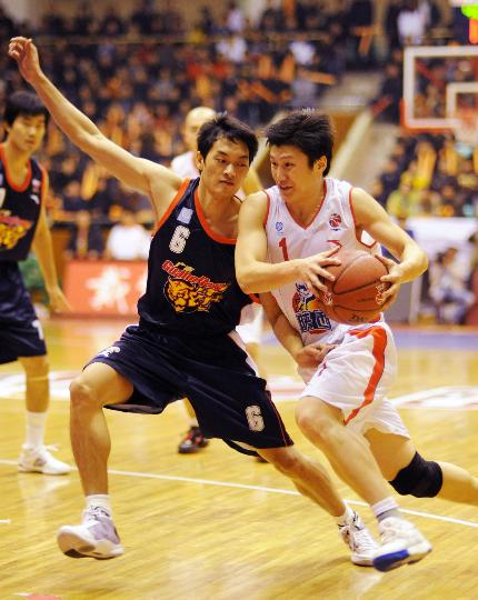 图文cba陕西86103广东陈江华难阻对手突破