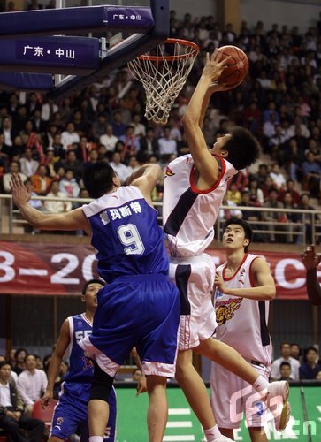 图文-[CBA第38轮]广东VS江苏 张成难奈新人出