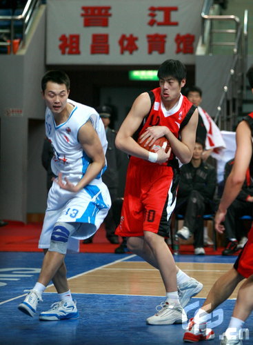 图文-[cba第41轮]福建vs云南 李林紧紧抱住球_篮球-cba_nike新浪竞技