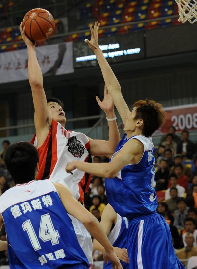 图文-[cba第48轮]云南105-99江苏 李林突破上篮_篮球-cba_nike新浪