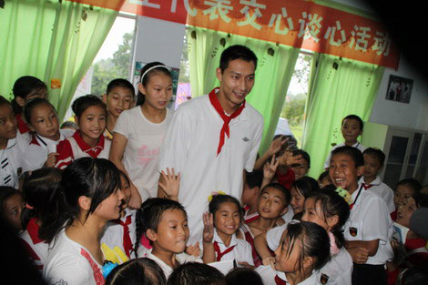 Yi Jianlian surrounded by children, Hope Primary School, Xuanhan County, Sichuan