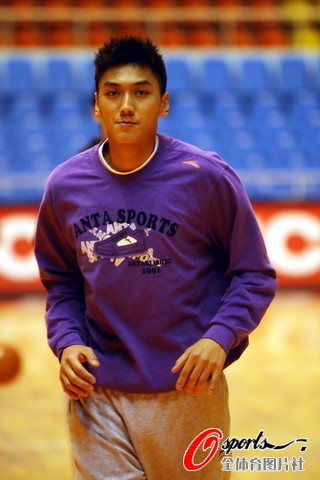 图文-八一富邦男篮抵达宁波训练 张博跑步一脸