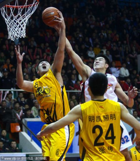 图文-[CBA第19轮]广东VS广夏 董瀚麟拼劲十足