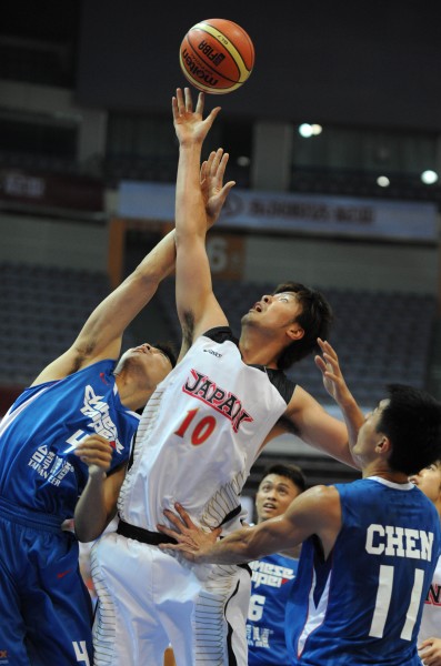 图文-[东亚赛]日本负中华台北 竹内公辅拼抢球