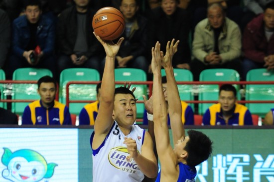 图文-CBA第12轮精彩战况 辽宁衡业队球员韩德