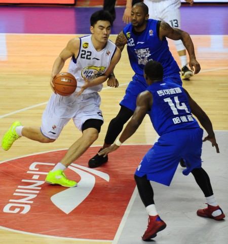 图文-CBA第12轮精彩战况 辽宁队李晓旭带球突