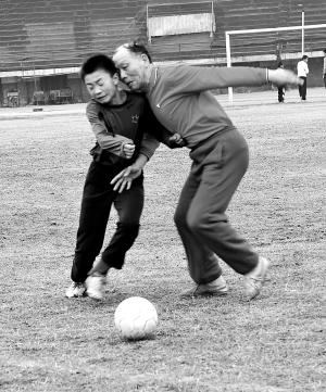 上海惊现最高龄足球队 七旬老人自创赛制享快