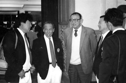 杨金亮(左二)。 杨金亮(左二)。