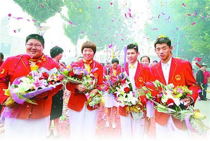 四位获得金牌的山东选手受到热烈欢迎(左起为：周璐璐、李晓霞、张成龙、张继科) 记者谢永亮 摄