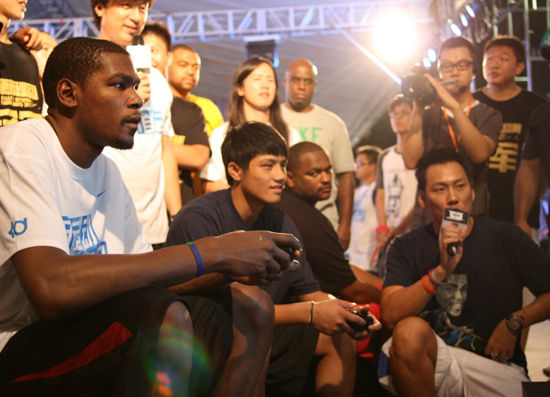 杜兰特广州天河耐克篮球城与球迷共度篮球之夜