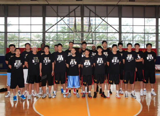 广东宏远队队员与教练员齐支持"篮球永不熄"