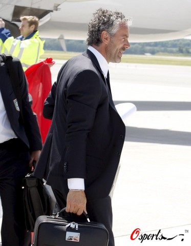 图文-意大利队抵达奥地利维也纳 多纳多尼白发