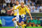 图文-[欧洲杯]希腊队VS瑞典队后卫汉松抢到球权