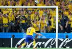 图文-[欧洲杯]希腊VS瑞典拉尔森眼看皮球飞出球门