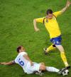 图文-[欧洲杯]希腊队VS瑞典队巴西纳斯倒地铲留