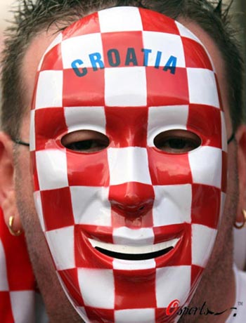 图文-克罗地亚波兰球迷热情观赛 头戴国旗面具