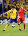 图文-[欧洲杯]俄罗斯VS瑞典伊布借用强悍身体护球