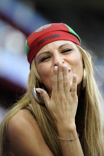 图文-葡萄牙德国球迷热情观赛葡萄牙美女太热