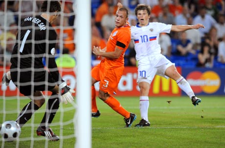 图文-[欧洲杯]荷兰1-3俄罗斯阿沙文穿裆进球