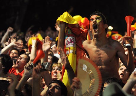 图文-西班牙球迷庆祝欧洲杯夺冠为胜利尽情狂呼