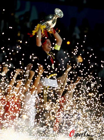 图文-西班牙队夺得欧洲杯冠军卡西走上神坛