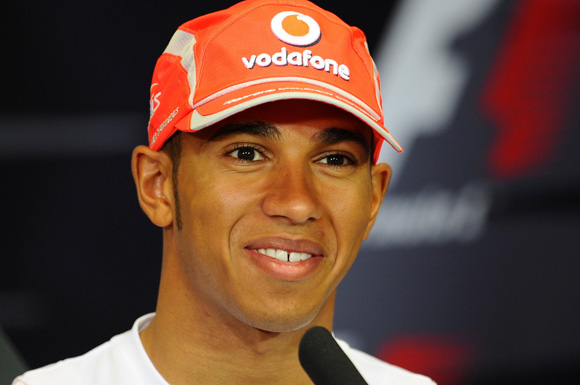 图文-F1欧洲大奖赛在即 小汉皮笑肉不笑