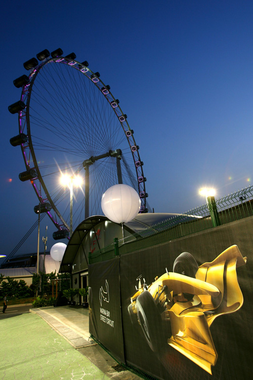 图文-F1新加坡站周四夜景 晚上乘坐摩天轮观看