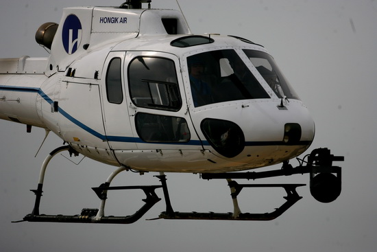 图文-独家直击F1韩国站周六 直升飞机负责航拍