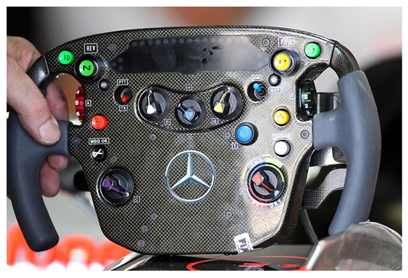 图文f1巴西站周五练习迈凯轮的最新方向盘