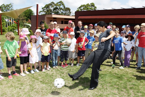 图文-德女足球星访悉尼德国国际学校 大秀脚法