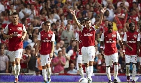 队长范佩西向球迷致意