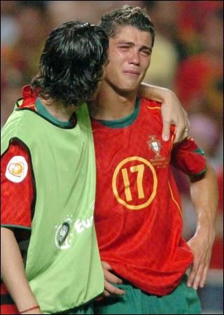 04年欧洲杯,哭成泪人的C罗…