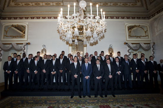图文-葡萄牙总统接见国家队 国家队合影留念