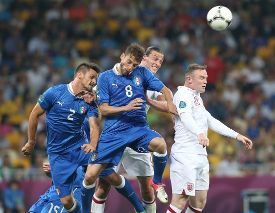 图文-[欧洲杯]英格兰VS意大利 双方队员争顶_国