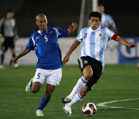 图文-热身赛阿根廷国奥5比0大胜里克尔梅就是神奇