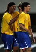 图文-[热身赛]巴西国奥3-0新加坡 米兰的小罗和帕托
