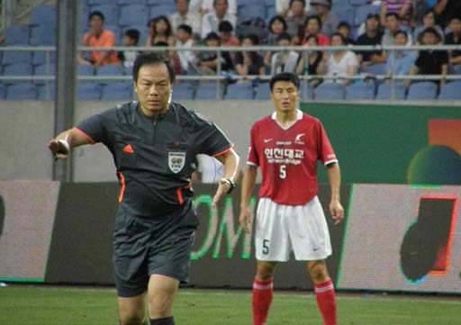 图文-[全明星赛]韩国1-4负日本黄俊杰执法李玮