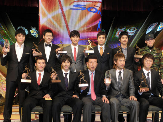 图文-韩国K联赛颁奖仪式 获奖球员与教练合影