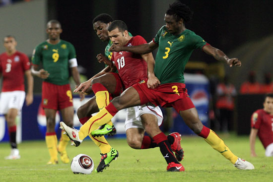 图文[非洲杯]埃及3-1喀麦隆 莫塔比遭两人夹击