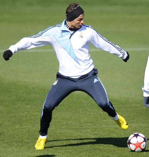 图文-皇马备战与里昂的欧冠比赛 C罗展示控球