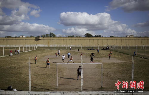 图文-阿根廷举行监狱足球赛 天空中朵朵白云_