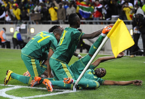 图文-[热身赛]南非2-1哥伦比亚 主队球员庆祝进