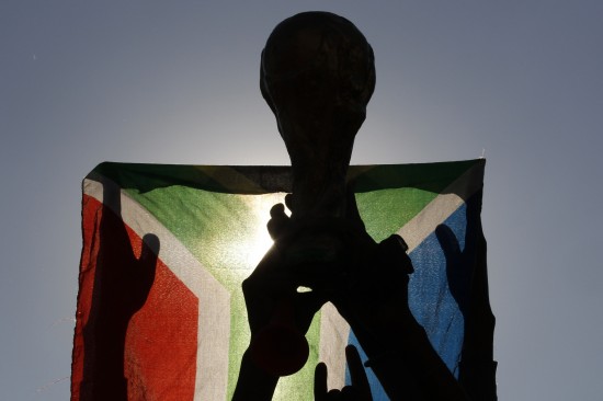 图文-民众为南非国家足球队加油 高举大力神杯