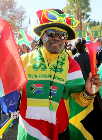 图文-民众为南非国家足球队加油 全心全意支持