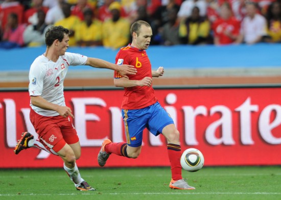 图文-[小组赛]西班牙VS瑞士 伊涅斯塔带球突破