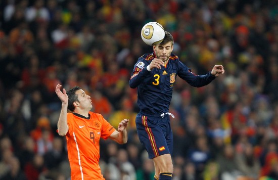 图文-[决赛]荷兰VS西班牙 皮克与范佩西在争抢